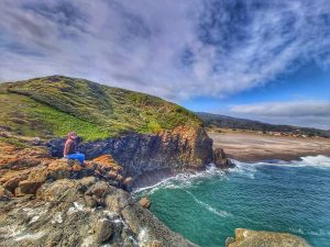vista panorámica acantilado al mar y playa con aguas azules y cristalinas