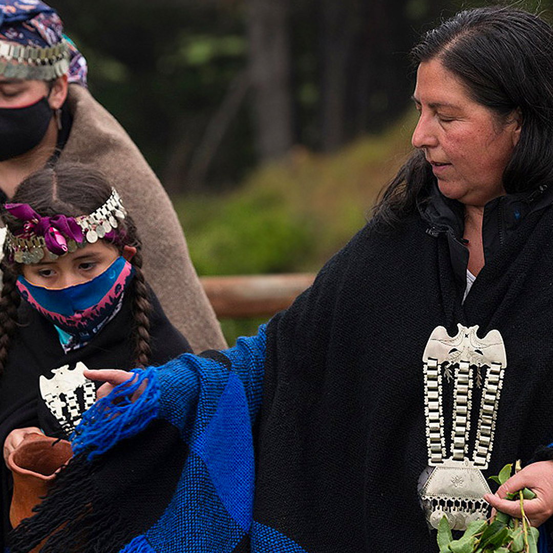 fotografía de estela junto a pequeña niña mapuche