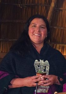 estela nahuelpan junto a gastronomía típica del pueblo mapuche