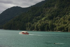 fotografía panorámica bote navegando en lago de todos los santos