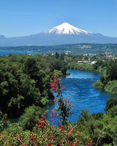 vista panorámica del río toltén con naturaleza y volcán villarica de fondo