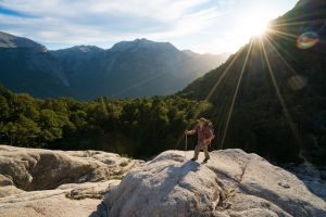 Hombre realizando trekking