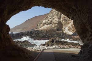 Fotografía de ruta bicicleta en medio de cuevas