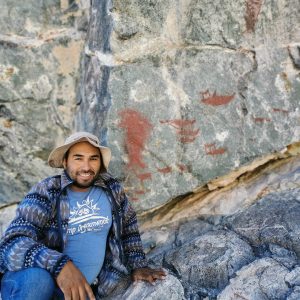 fotografía de yonathan castillo junto a rocas