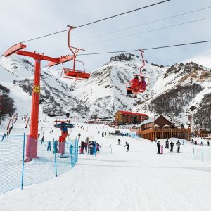 fotografía nevados de chillan con personas en la pista y andarivel