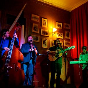 grupo musical cuequeros tocando dentro del restaurante