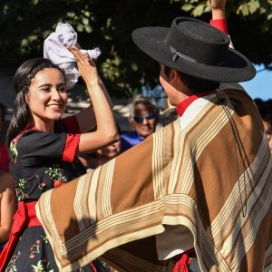 pareja de cuequeros hombre y mujer bailando cueca