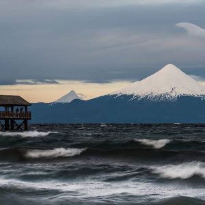 vista al lago con volcán nevado de fondo