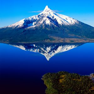 fotografía volcan reflejo en el lago
