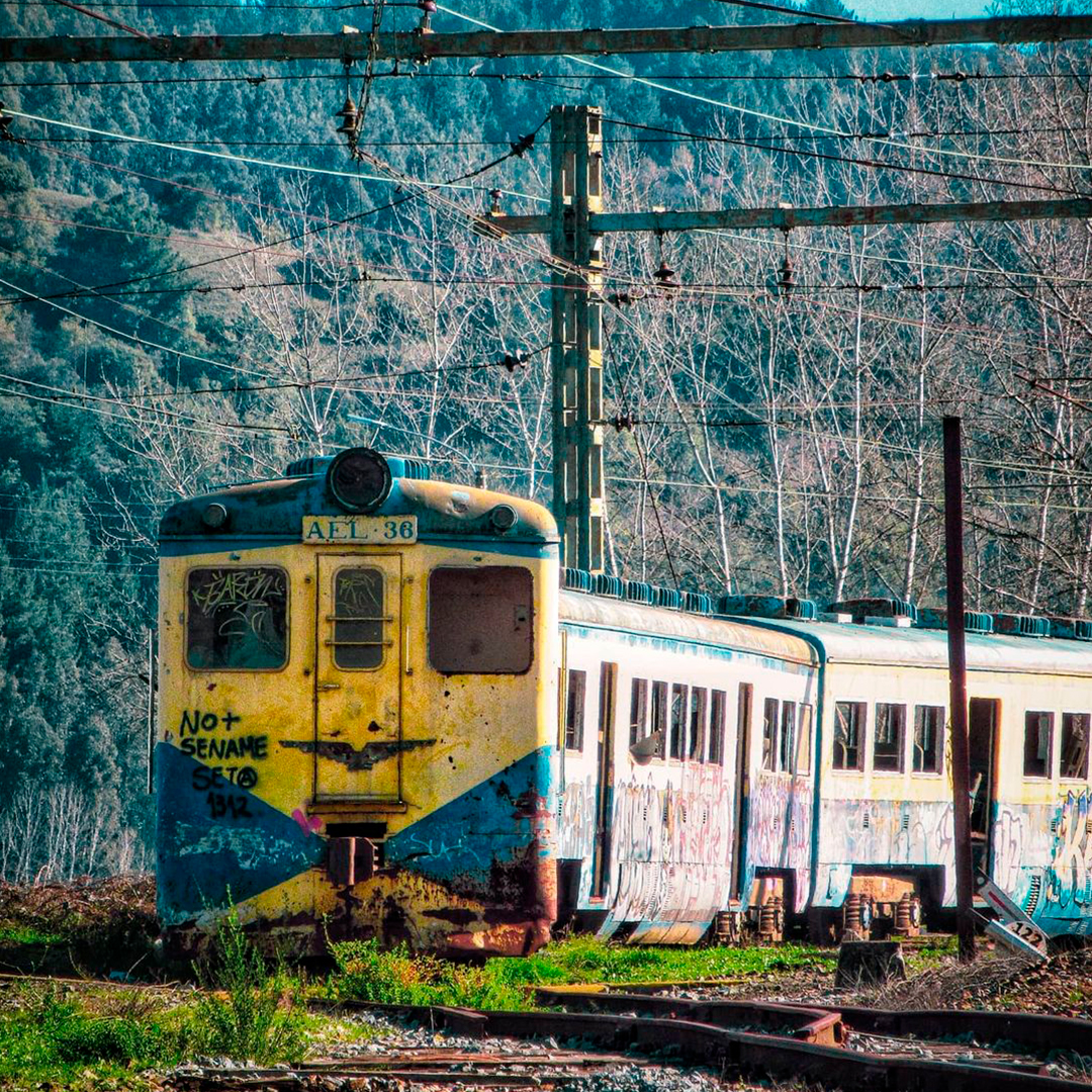 fotografía de ferrocarril abandonado