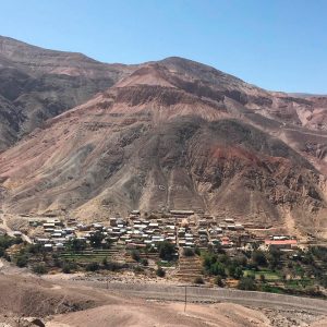 fotografía de pueblo mocha entre montañas