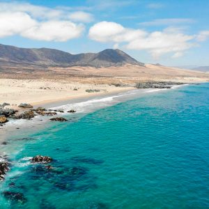 vista desde lo alto playa aguas cristalinas y arena blanca