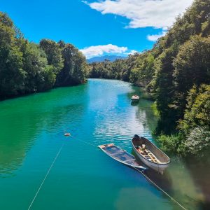 fotografía barcaza en río palena con aguas azulinas y cielo despejado