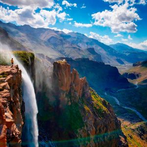 fotografía de la cascada con plena luz y sol de día