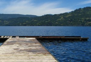 fotografía lago y muelle