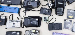 cámaras fotográficas de distintos modelos sobre una mesa