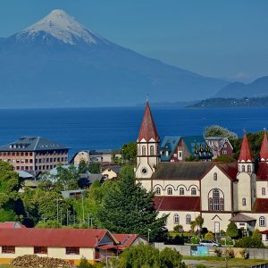 fotografía ciudad con volcán