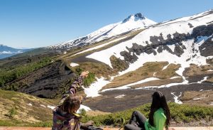 dos personas contemplando el volcán