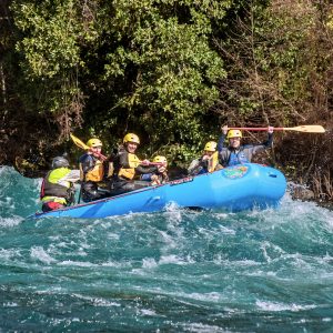 grupo de personas realizando rafting