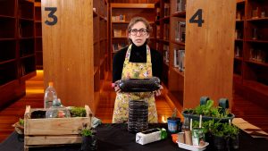 fotografía de taller mujer regando huerto