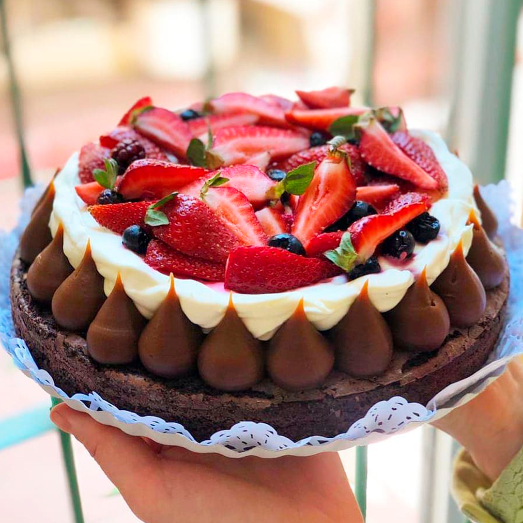 fotografía de torta frutillas y chocolate