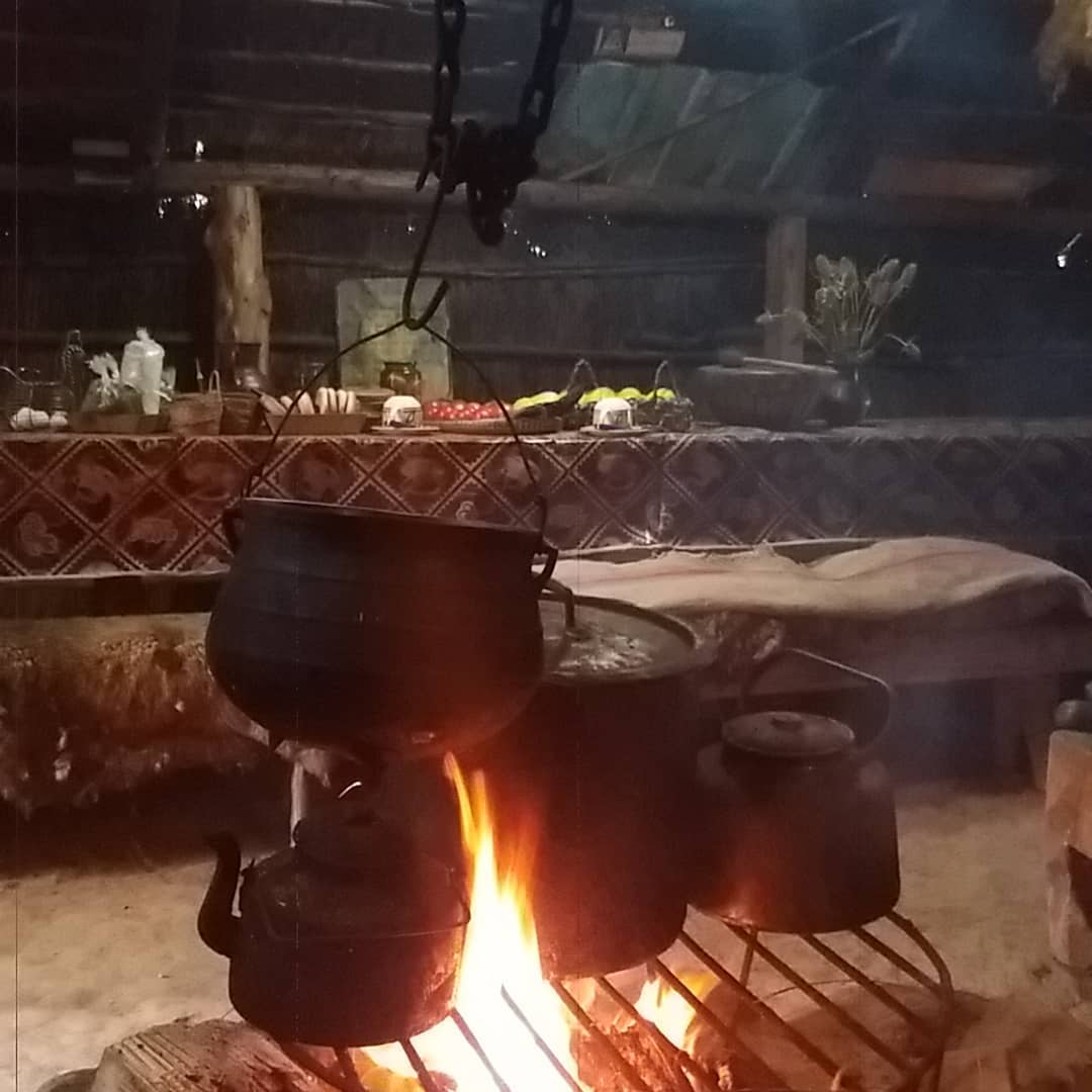 Cocinar en la ruca La Victoria, turismo rural mapuche, sur de Chile