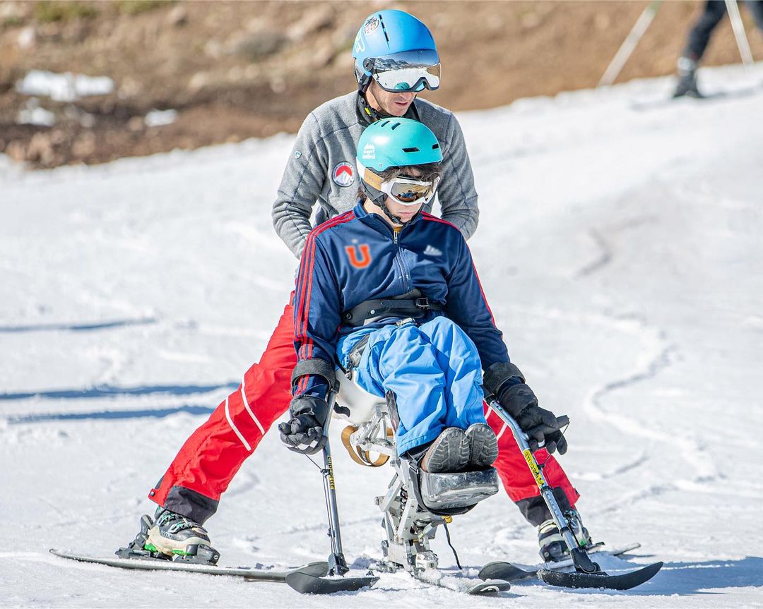 Joven en situación de discapacidad esquiando en la nieve