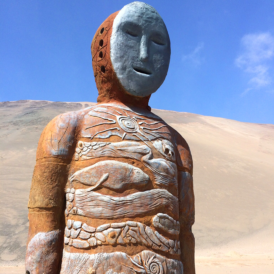 escultura chinchorra en medio del desierto