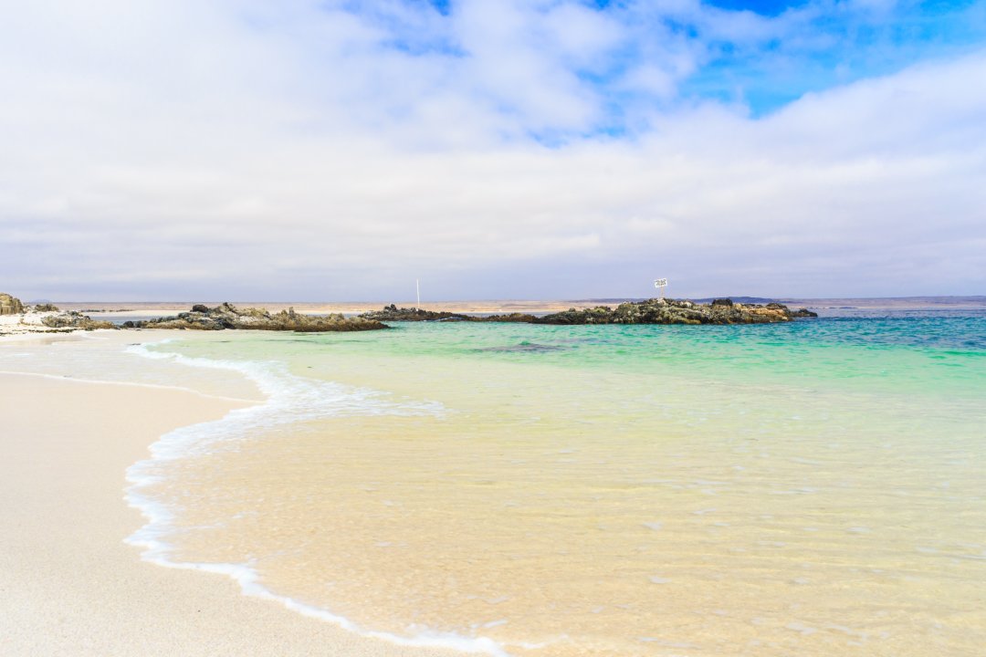 fotografía de playa con arena blanca y aguas cristalinas en Bahía Inglesa