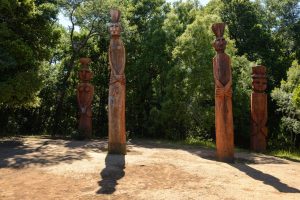 estatuas de madera en cerro nielol