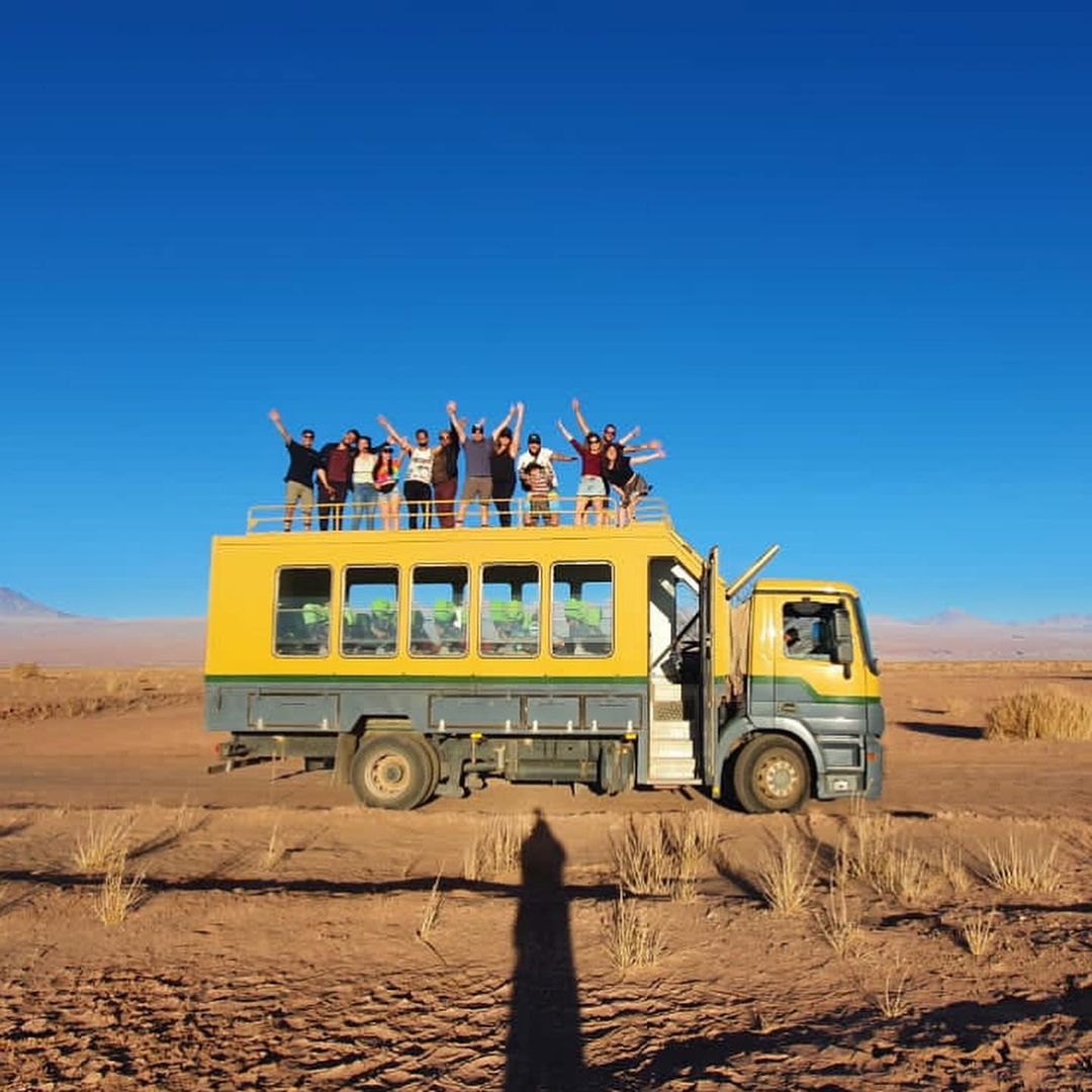 fotografía de amigos arriba de un bus en laguna cejar