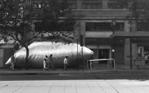 fotografía intervención de arte a las afueras de la galería