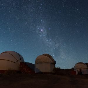 vista al observatorio con cielo estrellado