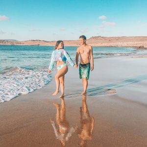 pareja disfrutando un día de playa
