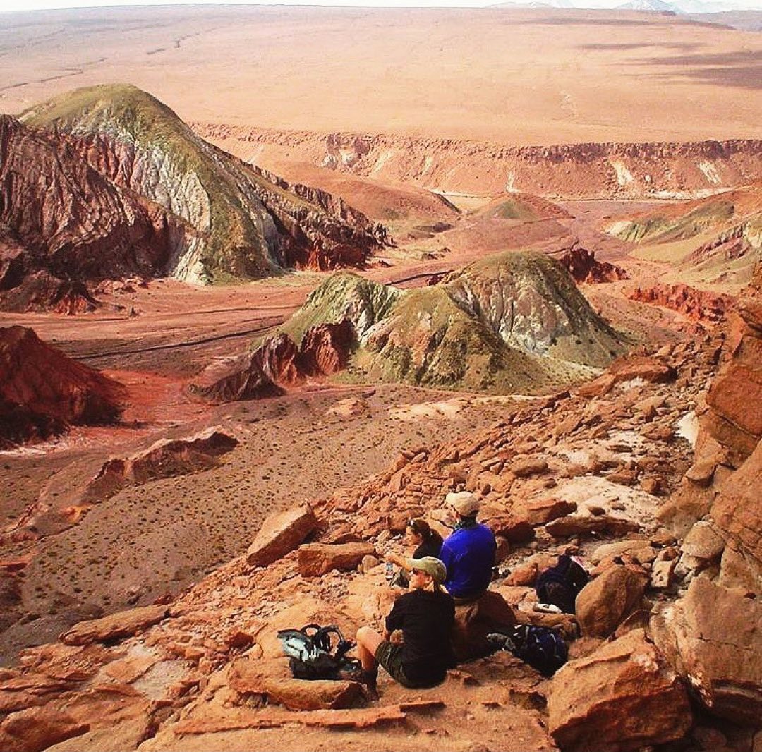 fotografía de personas contemplando en desierto