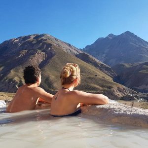 pareja en termas contemplando la naturaleza