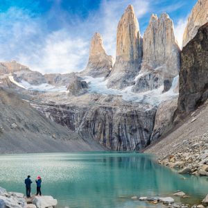 fotografía de personas junto al macizo de torres del paine