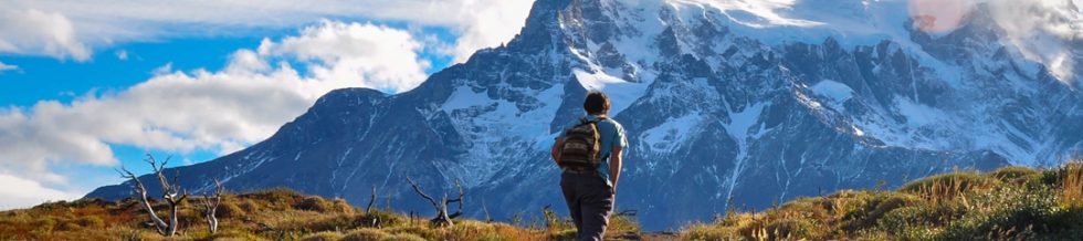 Hombre en la Patagonia Chilena haciendo trekking en la primavera
