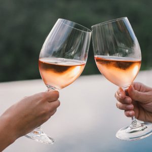 dos copas de vino juntas