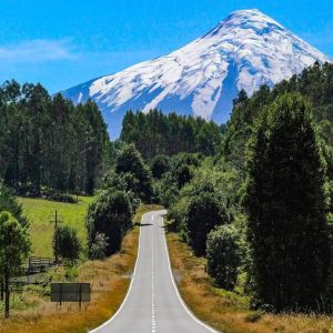 paisaje y carretera junto al volcán osorno en el horizonte