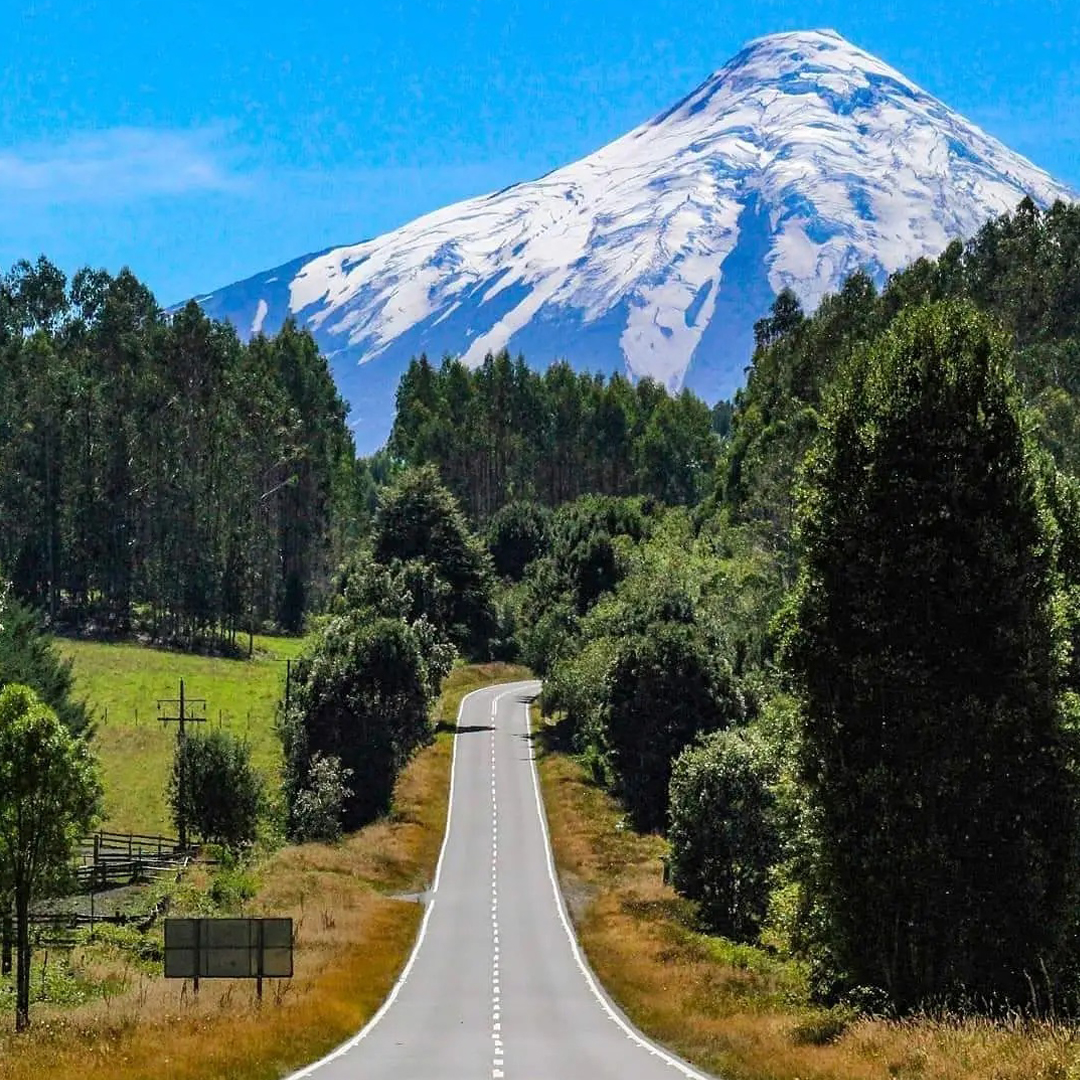 paisaje y carretera junto al volcán osorno en el horizonte