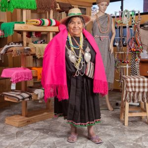 Artesana con sus creaciones en lana de alpaca y llama.