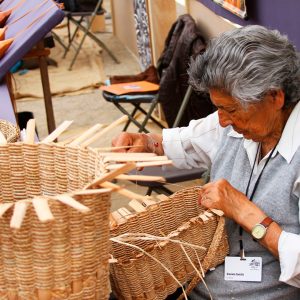 Colchandera de Trehuaco trabajando paja trenzada.