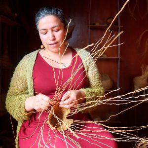 Mujer artesana trabajando con crin de caballo.