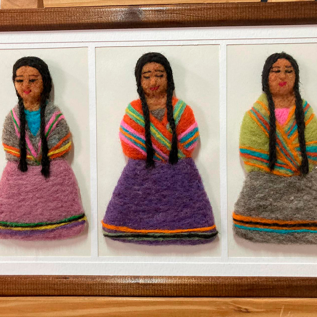 Cuadro de tres indígenas confeccionadas a mano en telas orgánicas.