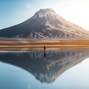 Vista al volcán Licancabur y Laguna Verde