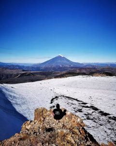 Mujer en la cima del Volcán Quetrupillán