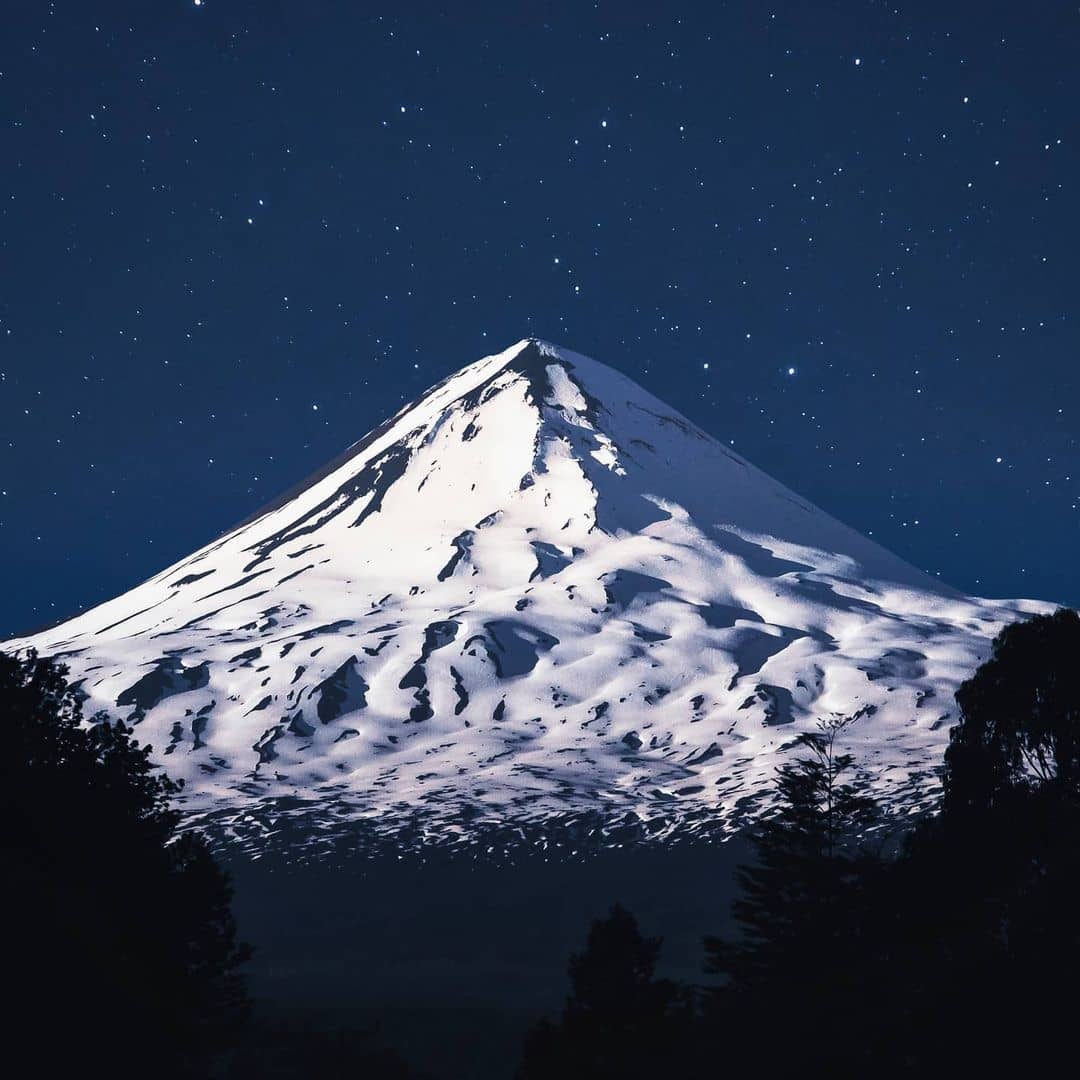 Vista de noche al volcán Llaima