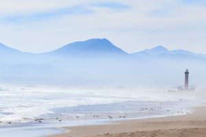 fotografía de playa en La Serena con faro de fondo