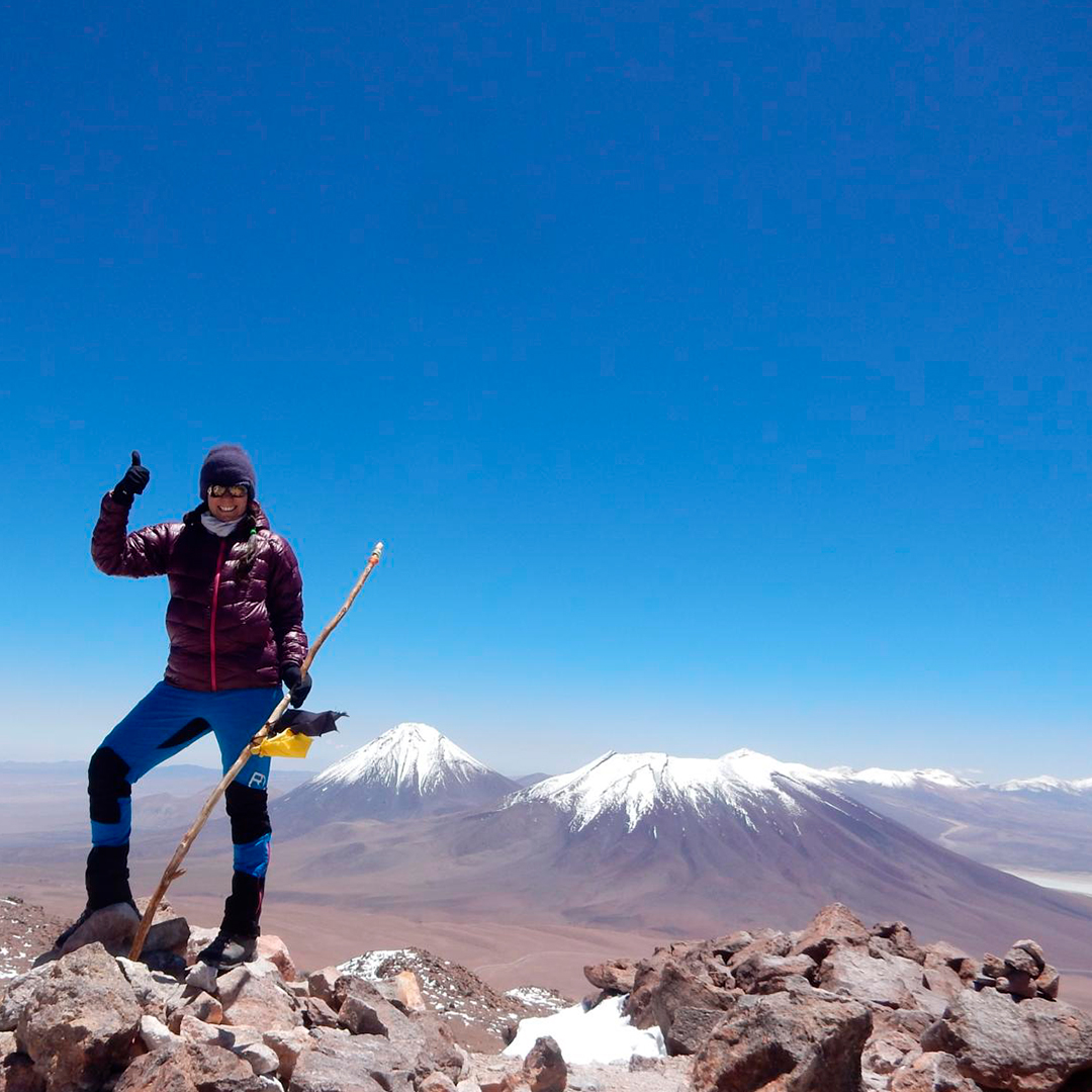Cerro Toco San Pedro de Atacama. Atrás está el volcán Licancabur.